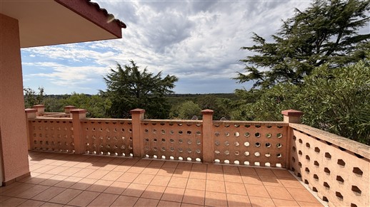Villetta Di Tre Vani, Terrazza, Locale Al Piano Terra. Panoramica, In Buono Stato.